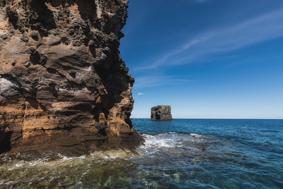 Costa vulcanica e mare trasparente a Ustica