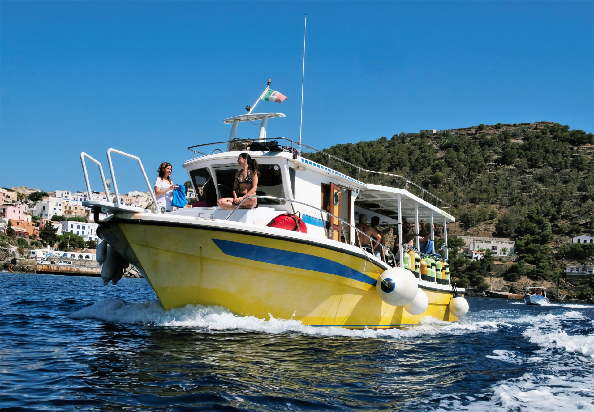 La barca Profondo Blu in navigazione a Ustica