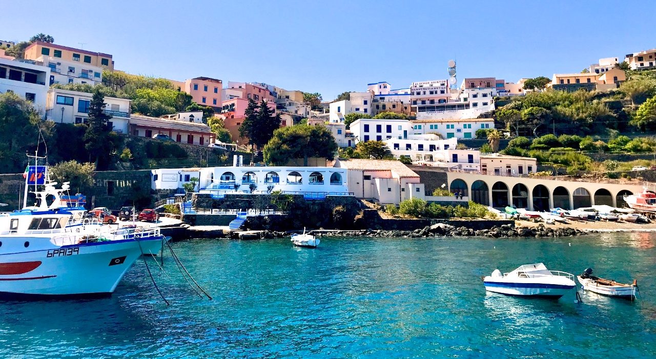 Il porto di Ustica affacciato sul Mediterraneo