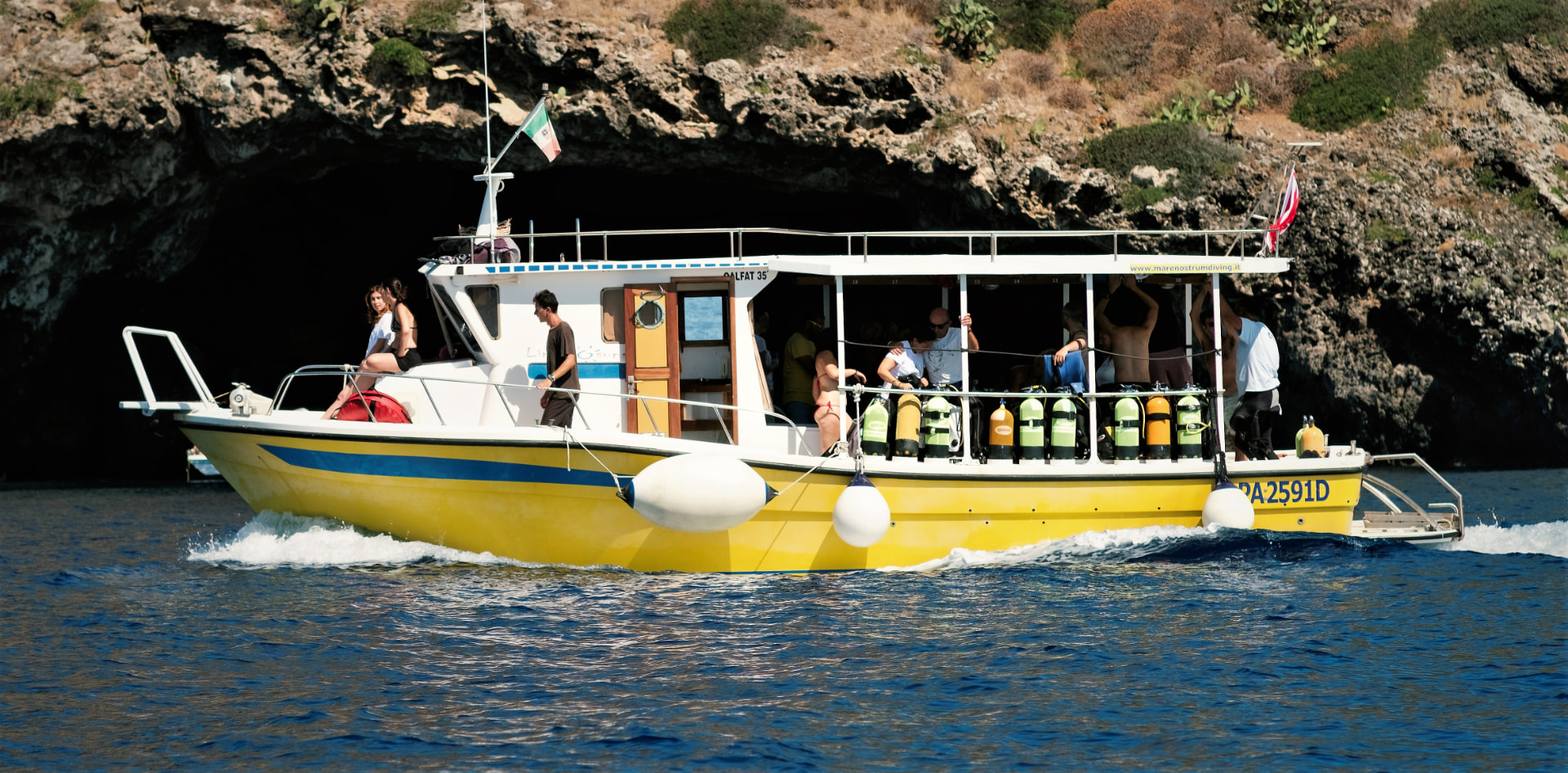 La barca Profondo Blu in navigazione davanti alla costa di Ustica