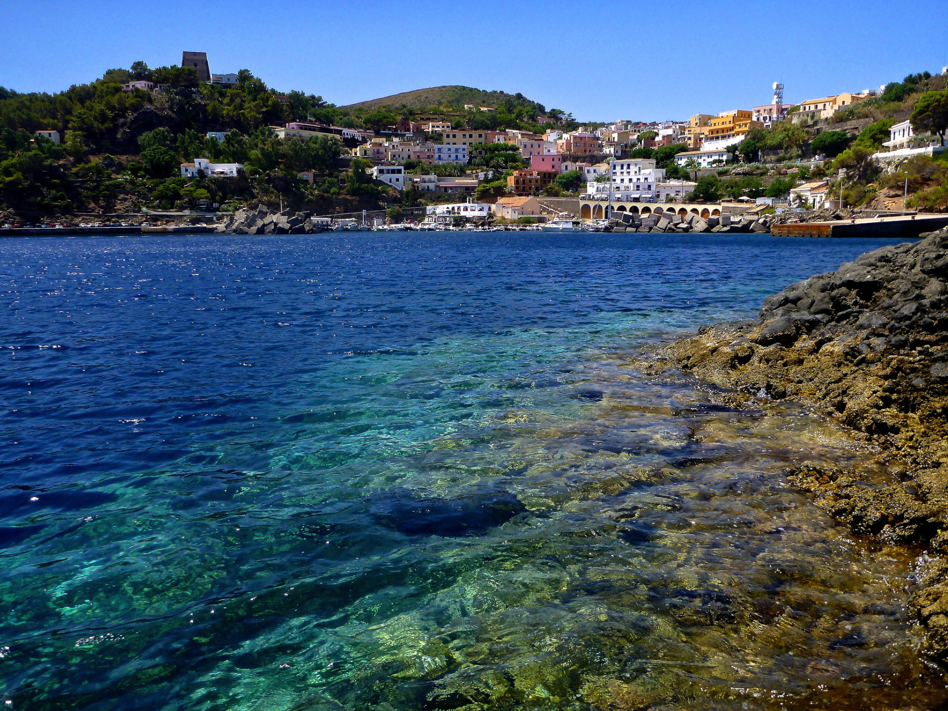 Il paese di Ustica visto dal mare