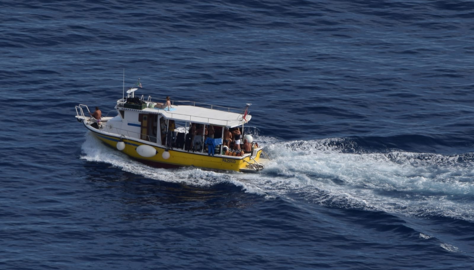 La barca Profondo Blu in navigazione nel blu