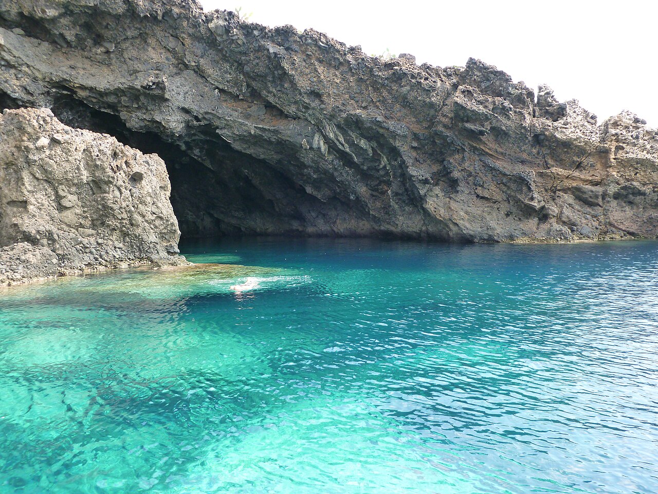 La Grotta Verde lungo la costa di Ustica