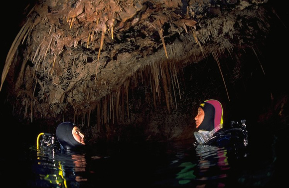 Subacquei nella camera emersa di una grotta
